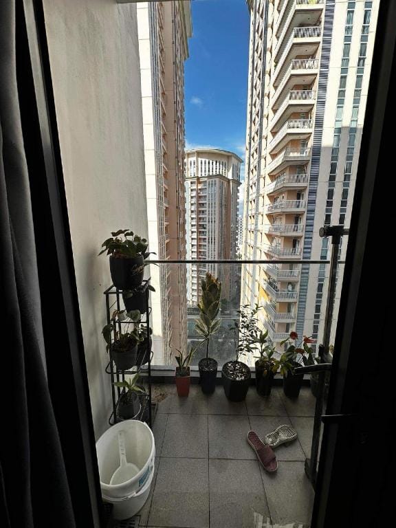 Spacious 1BR Condo in Venice Mckinley  Apartment in Makati