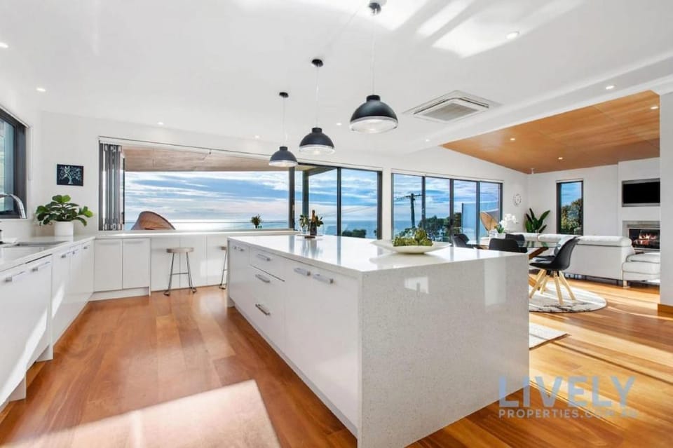 The Ocean s Edge   Luxury Entertainer with Views Apartment in Melbourne