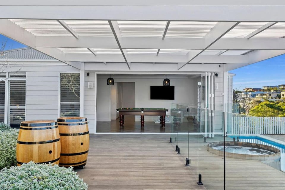 Hamptons Elegance   Views  Pool   Spa Apartment in Melbourne