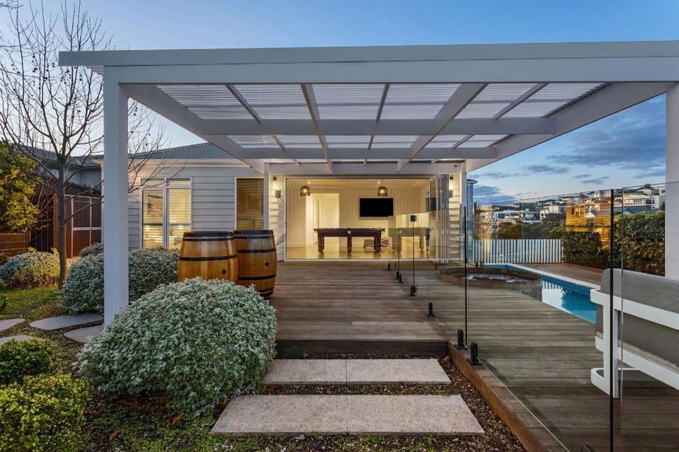 Hamptons Elegance   Views  Pool   Spa Apartment in Melbourne