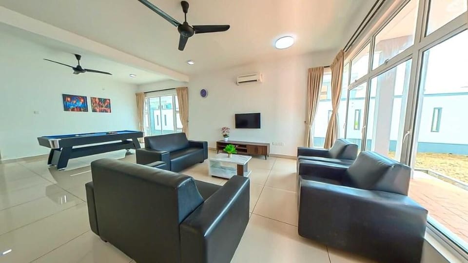 Desaru Spacious 6 BR Villa [KTV/Pool/BBQ/Netflix] Vacation rental in Johor