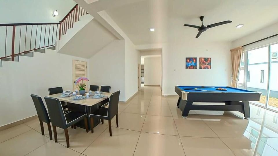 Desaru Spacious 6 BR Villa [KTV/Pool/BBQ/Netflix] Vacation rental in Johor