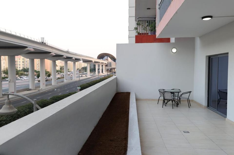 Elite LUX Holiday Homes - Spacious 1 BR Near Metro Station in Al Furjan, Dubai Apartment in Dubai