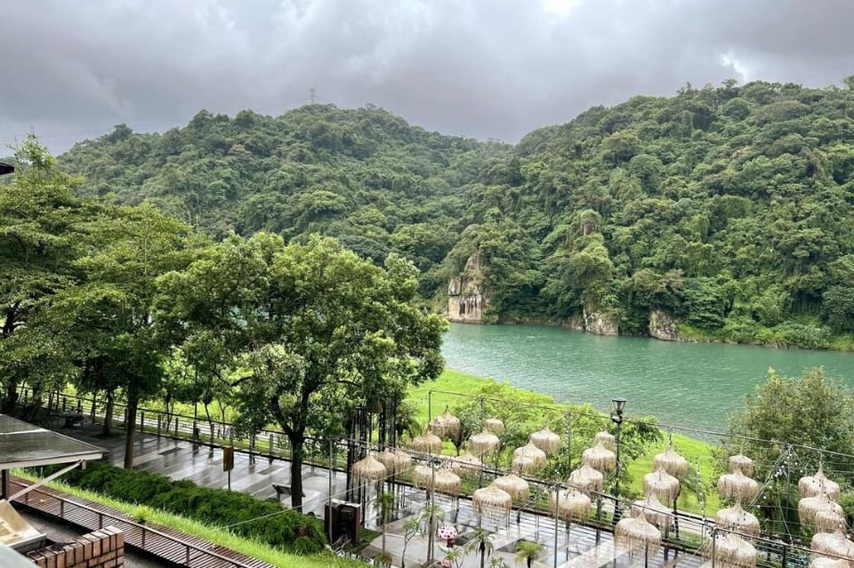 Biyin-山水美景，電梯大四房10人住宿，免費停車，近捷運新店站/烏來溫泉/新店裕隆城 Apartment in Taiwan, Province of China