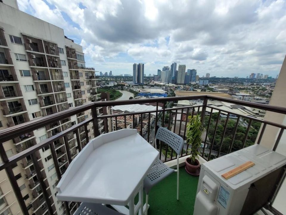 Urban getaway in Circulo Verde 1-BR with balcony Apartment in Quezon City