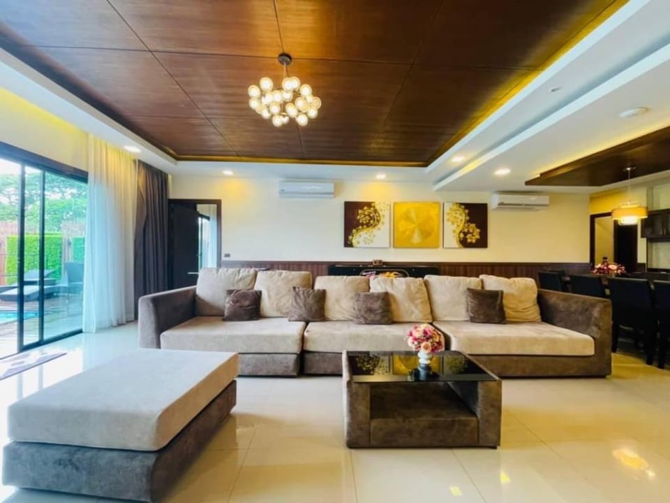 Y.E.S  Resort Pool Villa/6卧6卫泳池度假别墅/赠机场接送/寺庙景点 Villa in Thailand