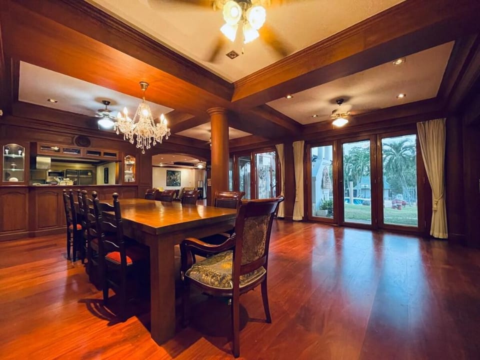 Phoenix Golf 10 bedroom Luxury Mansion Vacation rental in Pattaya City
