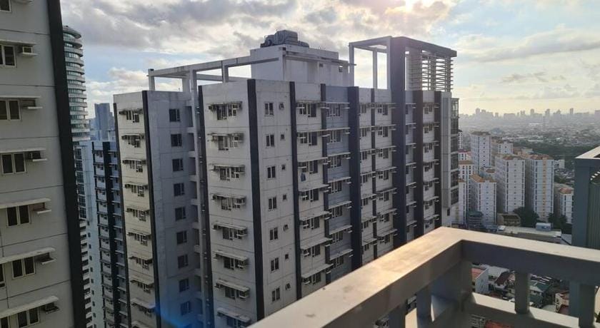 Chic 2 BR EDSA APT w/ Balcony Netflix Prime Video Apartment in Mandaluyong