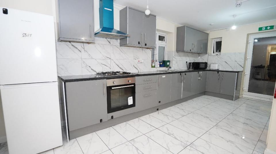 E2M Stays Beautiful 6Bed Spacious House Vacation rental in Hounslow