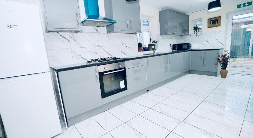 E2M Stays Beautiful 6Bed Spacious House Vacation rental in Hounslow