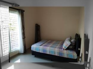 SR2 Vacation Home Vacation rental in Batu