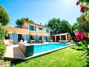 Villa in Villars with Pool and Sauna Villa in Apt