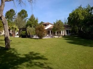 Luxury villa with heated jacuzzi and garden Vacation rental in French Riviera