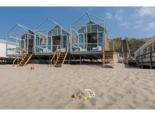 beach house located on the beach of Dishoek Vacation rental in Koudekerke