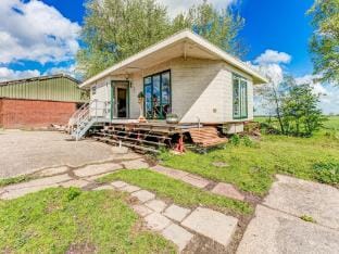 Chalet with Hot Tub, Suwald Vacation rental in Leeuwarden