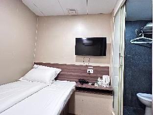A旺角地铁站E1  机场巴士A21信和中心三人房  朗豪坊  庙街 Apartment in Hong Kong