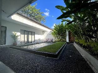 AGATE 2BR -1Min to Restaurant&Shop-5Min to CANGGU Villa in North Kuta