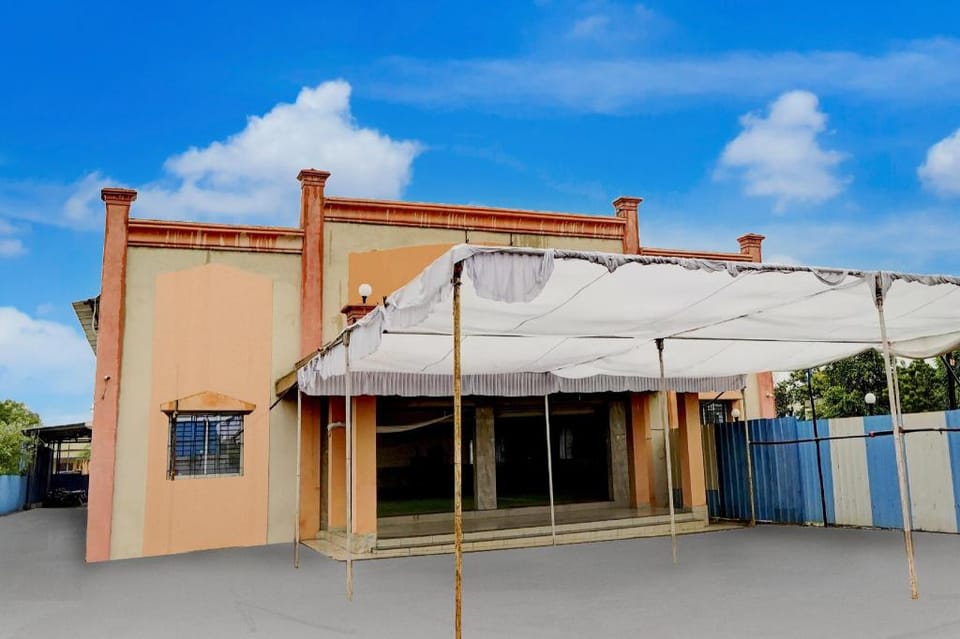 SPOT ON Hotel Royal Inn Babupet Railroad Station Hotel in Maharashtra