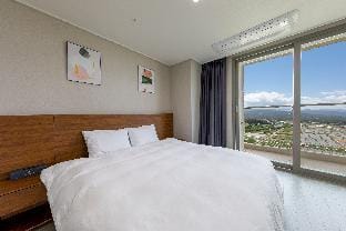 SC Beautiful Sacheon Port Front Hotel Room Season05 Vacation rental in South Korea