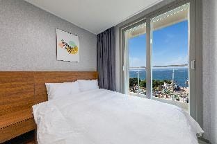 SC Beautiful Sacheon Port Front Hotel Room Season05 Vacation rental in South Korea