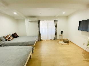 Airport direct.4mins to sta. Max 11 People 4 rooms Apartment in Osaka