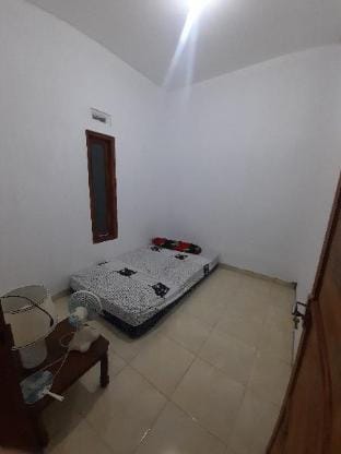 Kontrakan/Kost Strategis Kondisi Baru Plumbungan Vacation rental in Indonesia