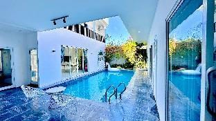 POOL VILLA 7BRs VIBE SANTORINI NEAR BEACH Villa in Da Nang