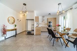 Janie in Splitska with 4 bedrooms and 2 bathrooms Apartment in Split-Dalmatia County