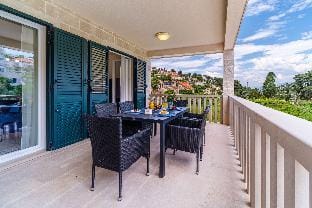 Janie in Splitska with 4 bedrooms and 2 bathrooms Apartment in Split-Dalmatia County
