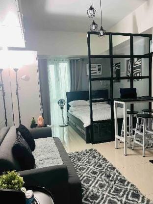 City Sunsets at Fully Equipped Studio Unit Apartment in Mandaluyong