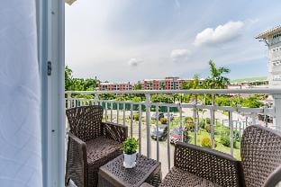 AMANI GRAND 237 |5 Minutes to Airport | Fast WI-FI Apartment in Lapu-Lapu City