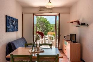 Glorious Residence Le Pavoncelle 1 Bedroom sleeps 4 child Apartment in Santa Teresa Gallura