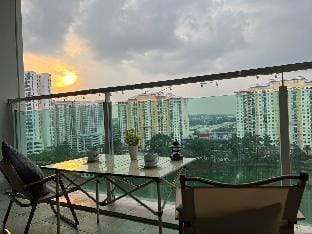 JB Austin 2pax Netflix Comfort Lake View Apartment in Johor Bahru