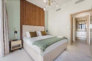 Burj Royale 1BR with Balcony | Pool, Gym, Wifi Vacation rental in Dubai