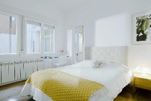 Luxurious 2BR/2BA flat overlooking Pedro Zerolo Sq Apartment in Centro