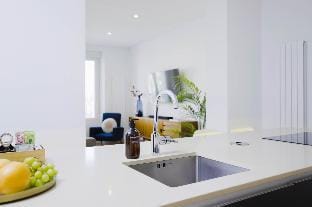 Luxurious 2BR/2BA flat overlooking Pedro Zerolo Sq Apartment in Centro