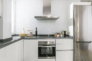 Modern & Chic 2BR/2BA apartment in trendy Chueca Apartment in Centro