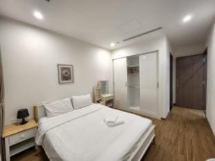 Căn Hộ Cao Cấp  2 phòng ngủ Tại Vinhomes SKYLAKE Vacation rental in Laos