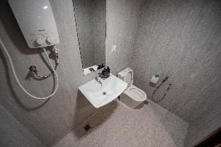 DeLuma-LebuhAcheh Bedroom-QueenBed (2pax) 308 Vacation rental in George Town