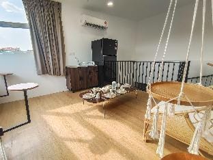 DeLuma-LebuhAcheh Bedroom-QueenBed (2pax) 307 Vacation rental in George Town