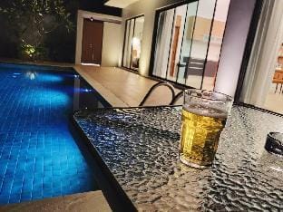 靠近商场邦涛海滩，超大泳池，挑高客厅，四卧室现代化装修别墅 Villa in Choeng Thale