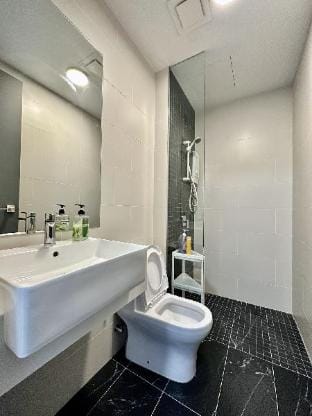 Beacon #Georgetown #RoofTopPool #KomtarView #15 Vacation rental in George Town