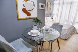 Modern Studio Unit Near NAIA T3 w/ WiFi & Netflix Vacation rental in Pasay