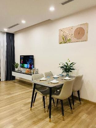 Căn hộ 2PN sân vườn, tầng cao Solforest, Ecopark Apartment in Laos