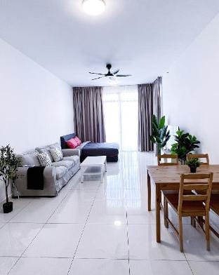 Beacon #FamilyStay#CozyStay #InfinityPool#23A Apartment in George Town