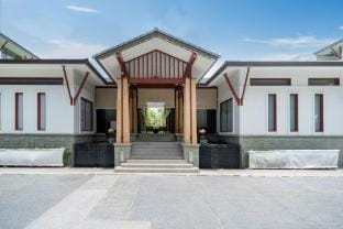 Naithon beachfront apartment-pool, gym, restaurant Apartment in Phuket