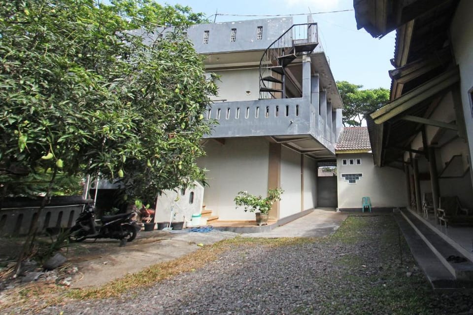 SPOT ON 92973 Madani Syariah Guesthouse Hotel in West Praya