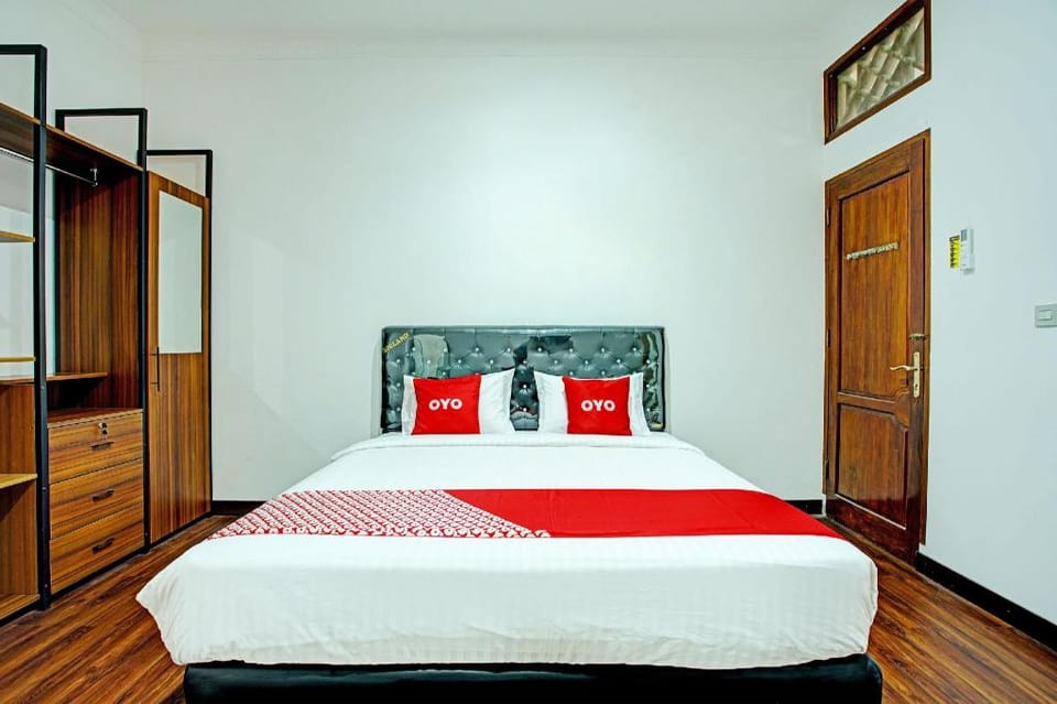 OYO 92990 Nena Kostel Syariah Hotel in Padang
