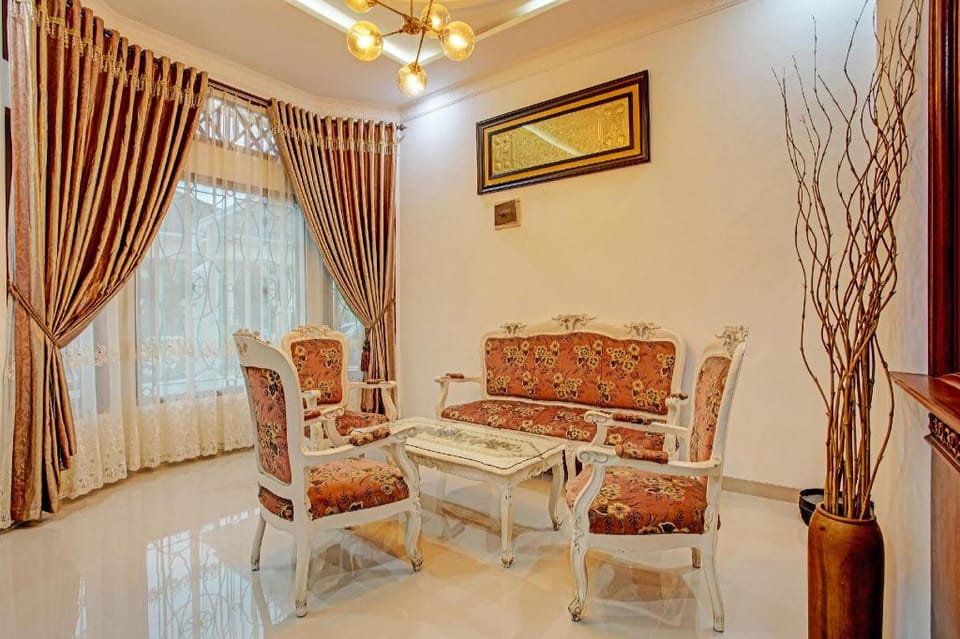 OYO 92990 Nena Kostel Syariah Hotel in Padang