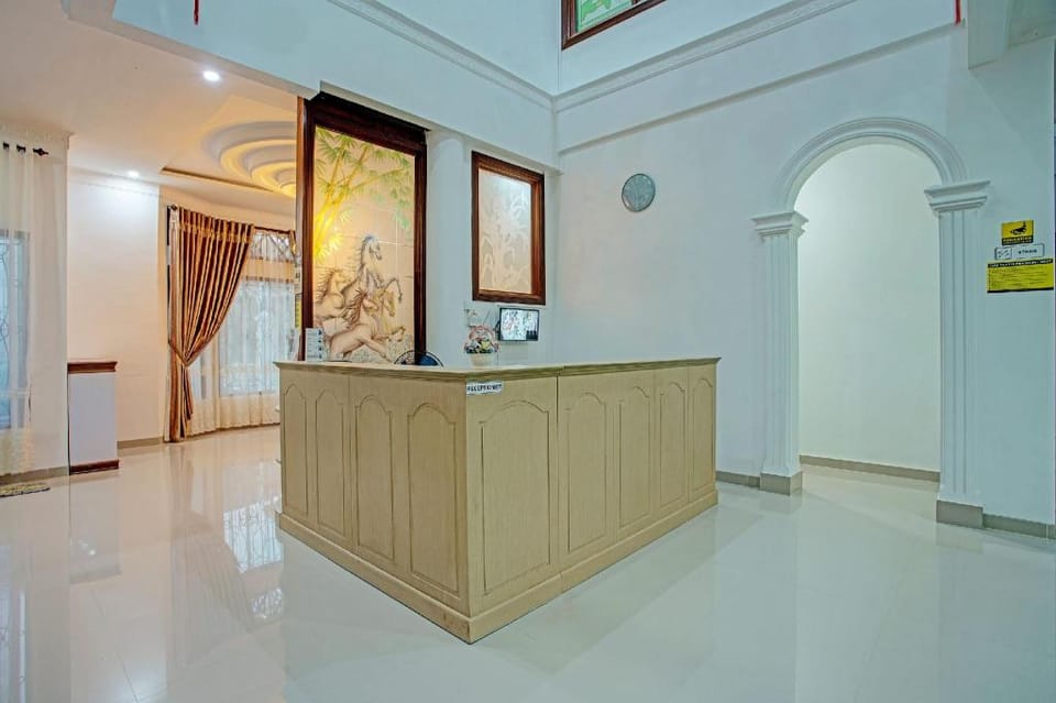 OYO 92990 Nena Kostel Syariah Hotel in Padang